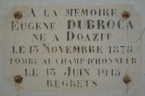 Plaque à la mémoire d'Eugène Dubroca, sous le porche de l'église d'Aulès.